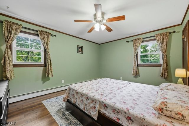2 Oak Dr, Hampton Twp., NJ 07860