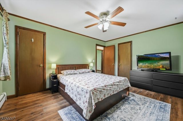 2 Oak Dr, Hampton Twp., NJ 07860