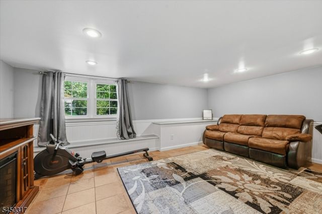 2 Oak Dr, Hampton Twp., NJ 07860