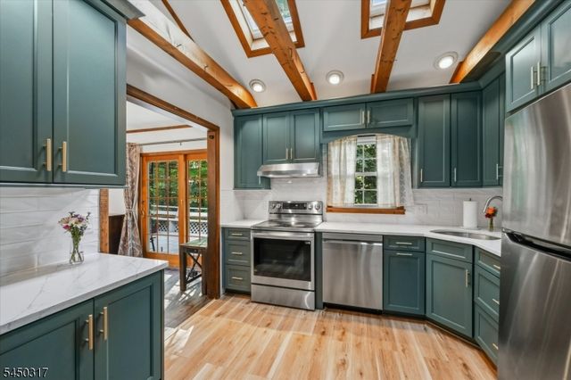 2 Oak Dr, Hampton Twp., NJ 07860
