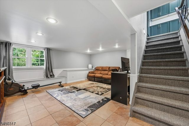 2 Oak Dr, Hampton Twp., NJ 07860