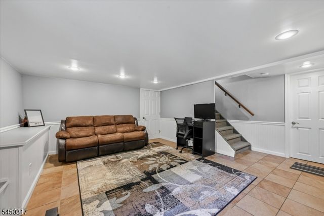 2 Oak Dr, Hampton Twp., NJ 07860