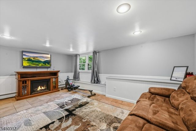 2 Oak Dr, Hampton Twp., NJ 07860