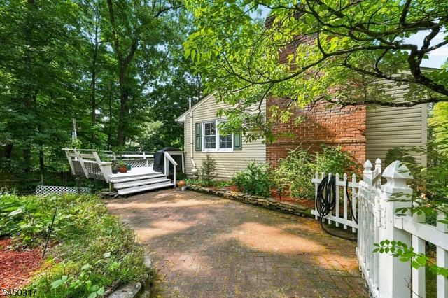 2 Oak Dr, Hampton Twp., NJ 07860