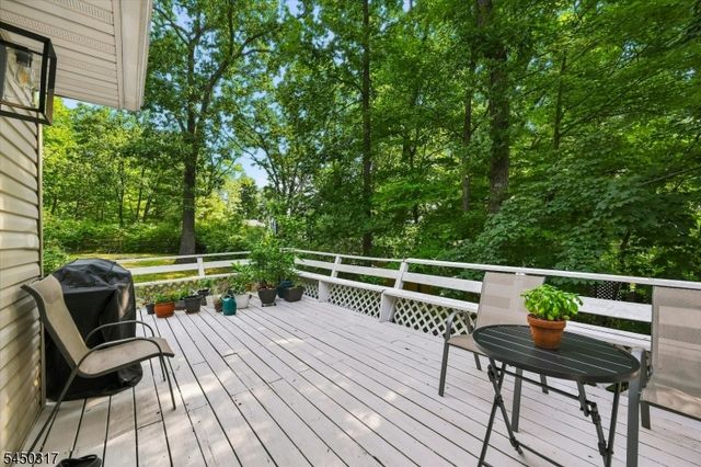 2 Oak Dr, Hampton Twp., NJ 07860