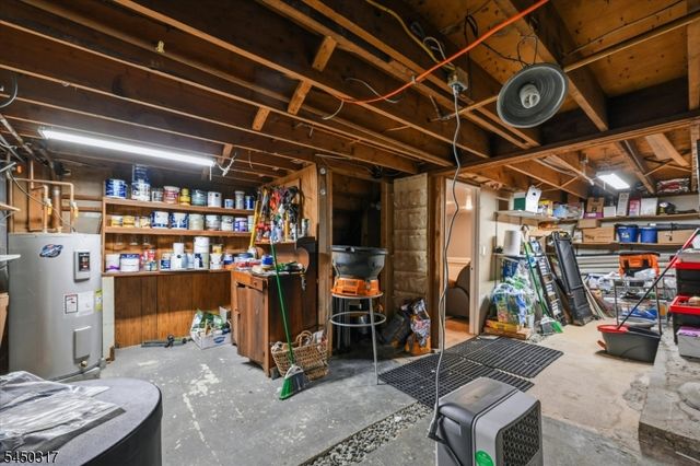 2 Oak Dr, Hampton Twp., NJ 07860
