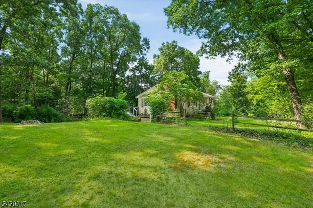 2 Oak Dr, Hampton Twp., NJ 07860