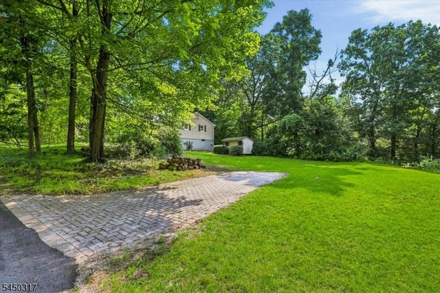 2 Oak Dr, Hampton Twp., NJ 07860