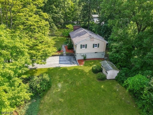 2 Oak Dr, Hampton Twp., NJ 07860