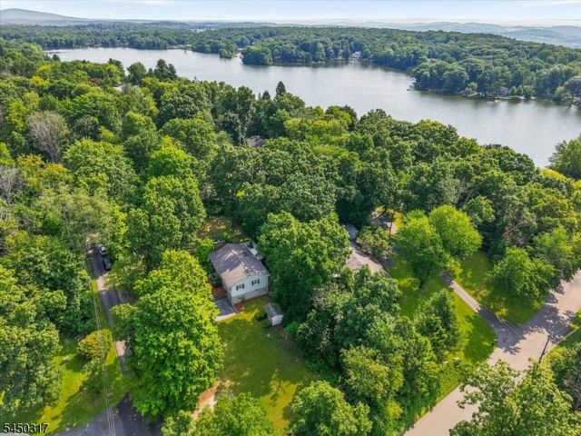 2 Oak Dr, Hampton Twp., NJ 07860