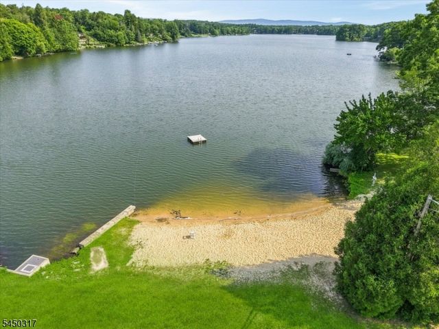 2 Oak Dr, Hampton Twp., NJ 07860