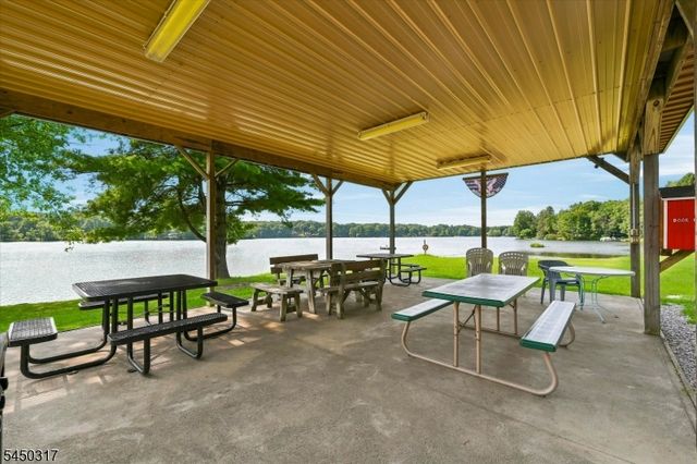 2 Oak Dr, Hampton Twp., NJ 07860