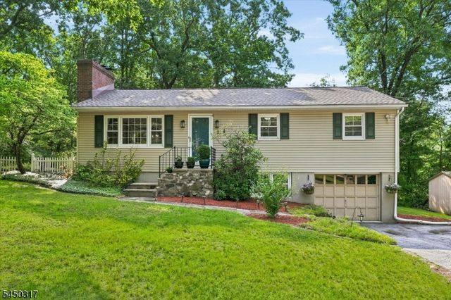 2 Oak Dr, Hampton Twp., NJ 07860