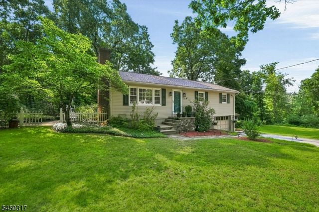 2 Oak Dr, Hampton Twp., NJ 07860