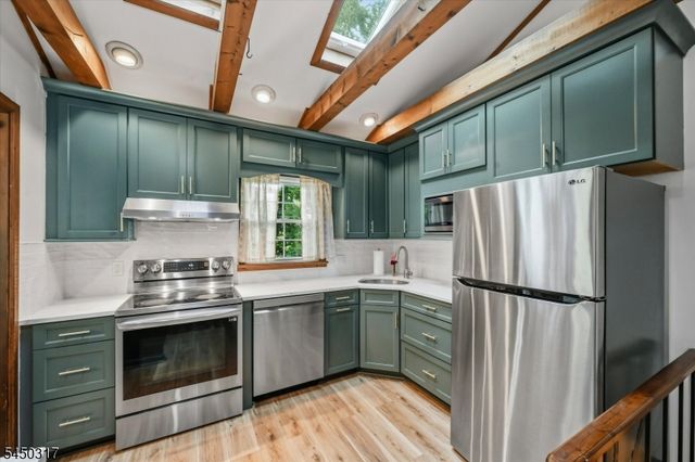 2 Oak Dr, Hampton Twp., NJ 07860