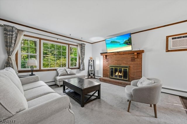 2 Oak Dr, Hampton Twp., NJ 07860