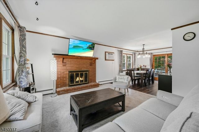 2 Oak Dr, Hampton Twp., NJ 07860