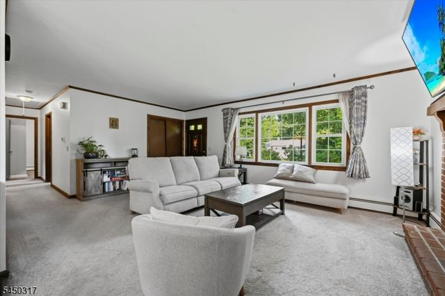 2 Oak Dr, Hampton Twp., NJ 07860