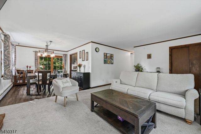 2 Oak Dr, Hampton Twp., NJ 07860