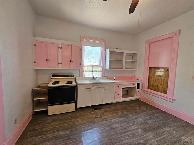 208 S 6th St, Holly, CO 81047