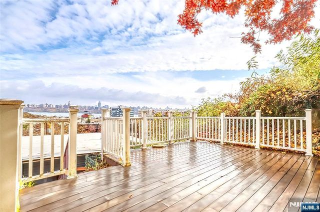 9017 Riverside Place House, North Bergen, NJ 07047