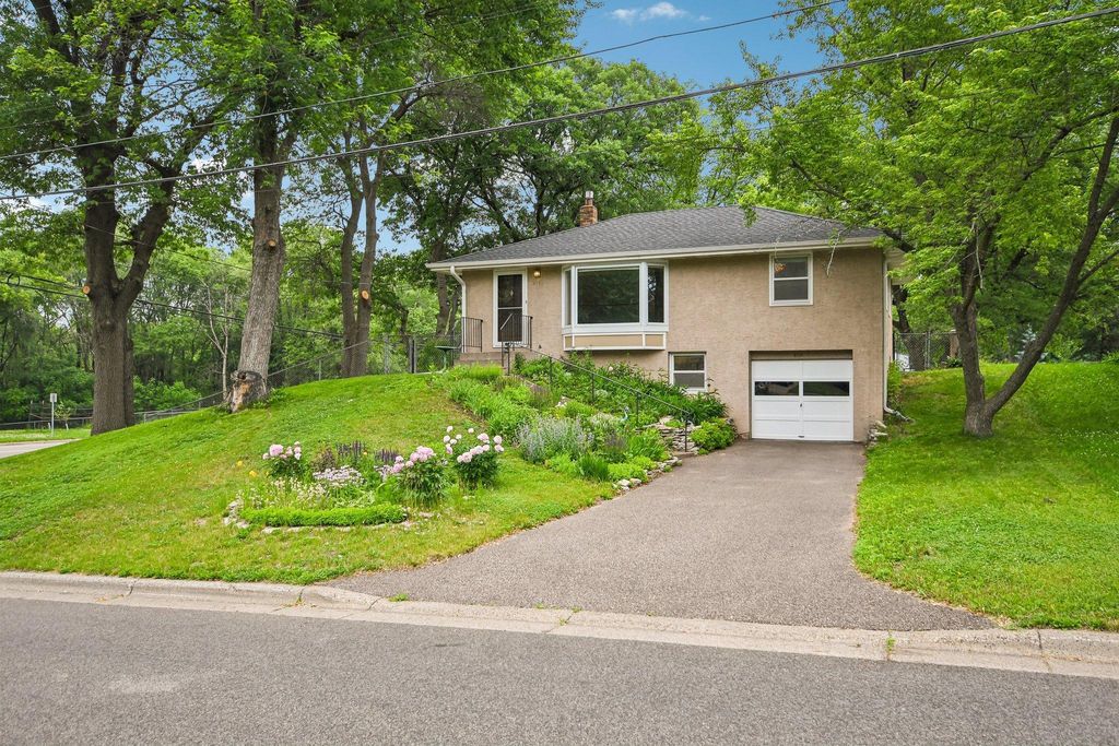 2154 William Street, Roseville, MN 55113