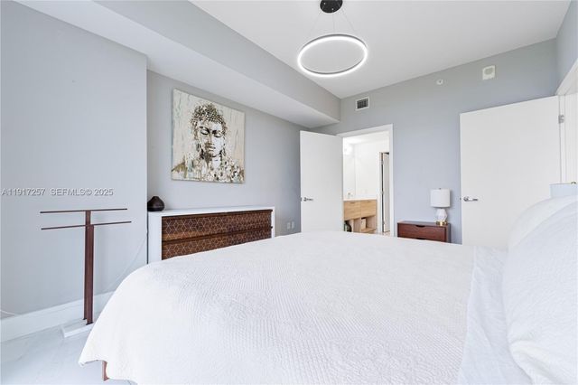 16385 Biscayne Blvd 405, North Miami Beach, FL 33160