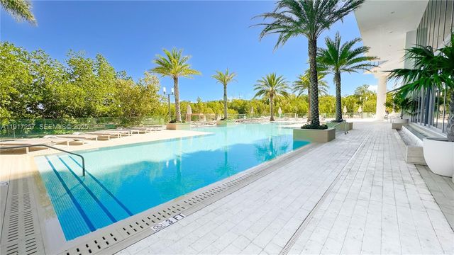 16385 Biscayne Blvd 405, North Miami Beach, FL 33160