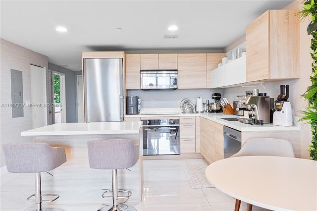 16385 Biscayne Blvd 405, North Miami Beach, FL 33160