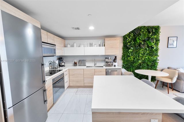 16385 Biscayne Blvd 405, North Miami Beach, FL 33160