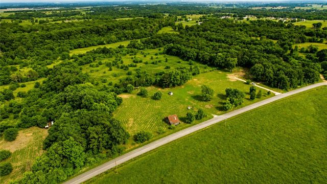 511 NW Cowan Avenue, Gentry, AR 72734