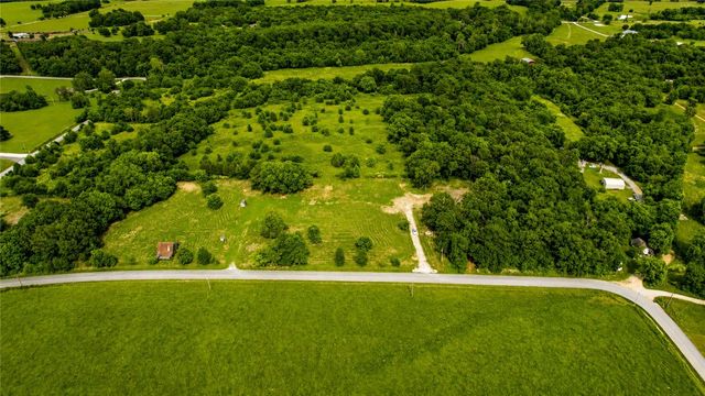511 NW Cowan Avenue, Gentry, AR 72734