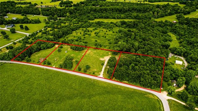 511 NW Cowan Avenue, Gentry, AR 72734
