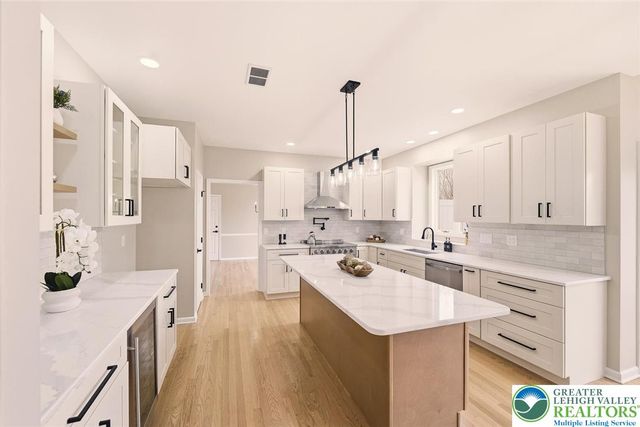 2243 Oakwood Court, Lowhill Twp, PA 18051