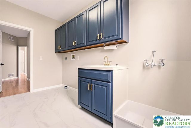 2243 Oakwood Court, Lowhill Twp, PA 18051