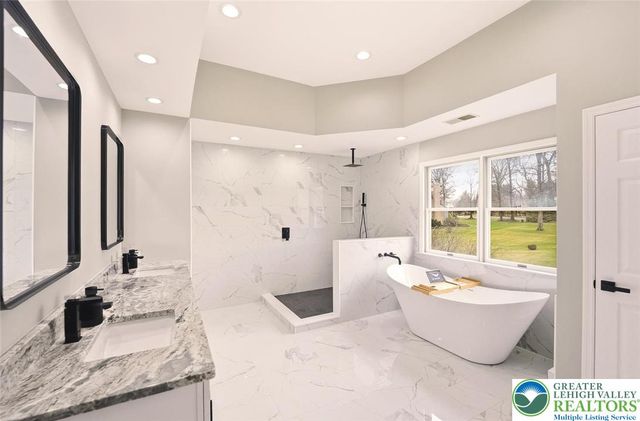 2243 Oakwood Court, Lowhill Twp, PA 18051