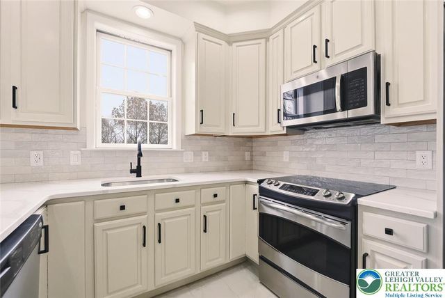 2243 Oakwood Court, Lowhill Twp, PA 18051