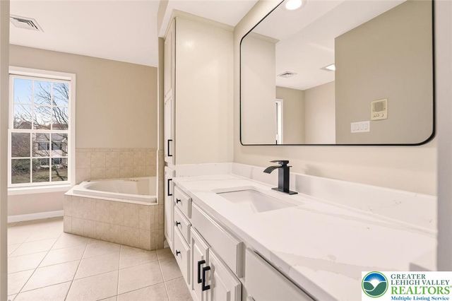 2243 Oakwood Court, Lowhill Twp, PA 18051