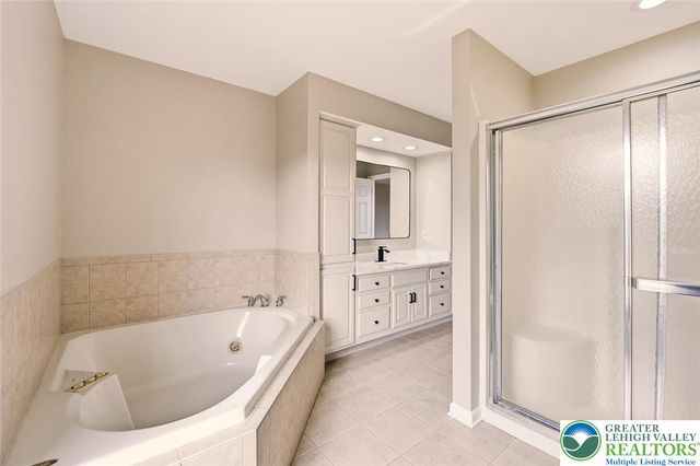 2243 Oakwood Court, Lowhill Twp, PA 18051