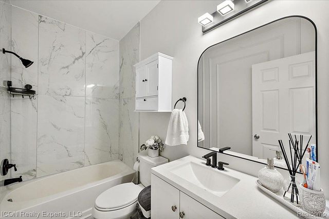 527 Red Oak Court, Walled Lake, MI 48390