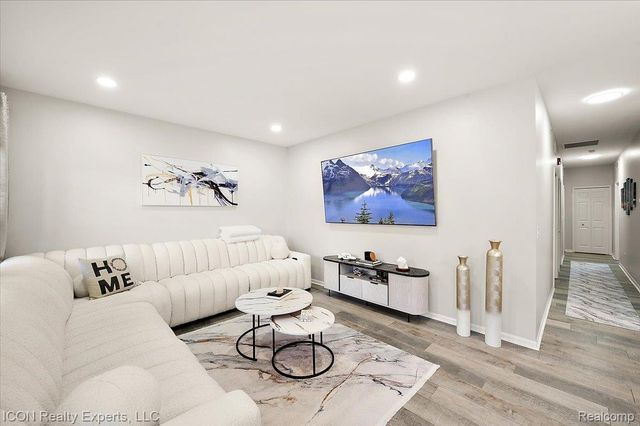 527 Red Oak Court, Walled Lake, MI 48390