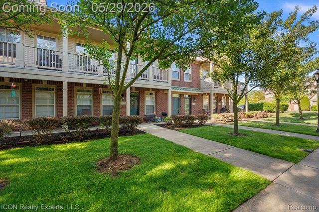 527 Red Oak Court, Walled Lake, MI 48390
