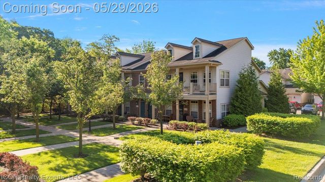 527 Red Oak Court, Walled Lake, MI 48390