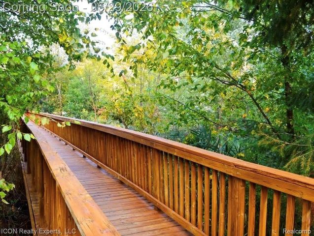 527 Red Oak Court, Walled Lake, MI 48390