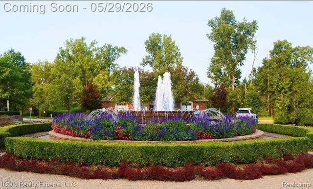 527 Red Oak Court, Walled Lake, MI 48390