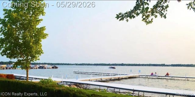 527 Red Oak Court, Walled Lake, MI 48390