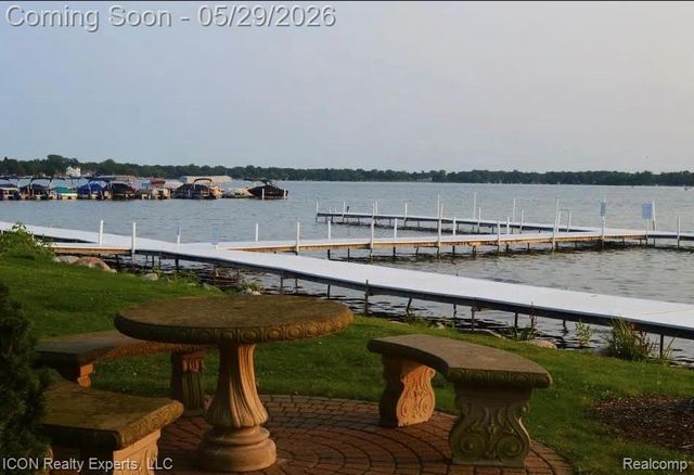 527 Red Oak Court, Walled Lake, MI 48390