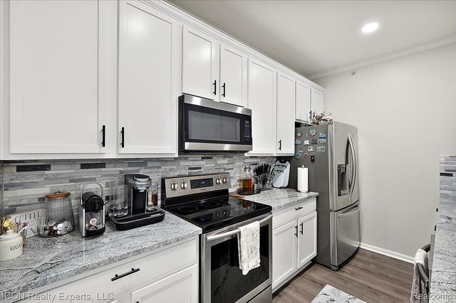 527 Red Oak Court, Walled Lake, MI 48390