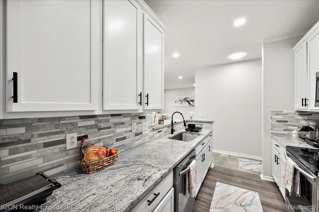 527 Red Oak Court, Walled Lake, MI 48390