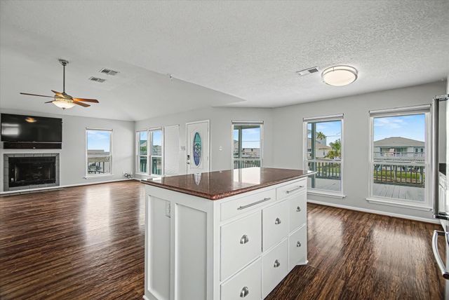 1190 Sailfish Street, Bayou Vista, TX 77563